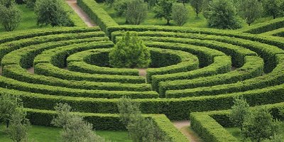 Abbildung zeigt ein Labyrinth im Garten