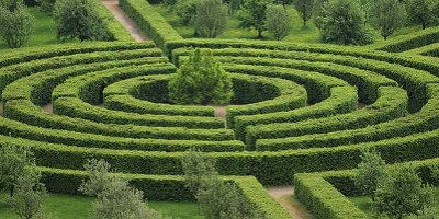 Labyrinth im Garten Abbildung zeigt ein Labyrinth im Garten
