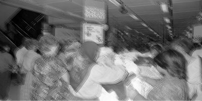 Dschungel Schlussverkauf Abbildung zeigt Menschen an einem Wühltisch im Schlussverkauf